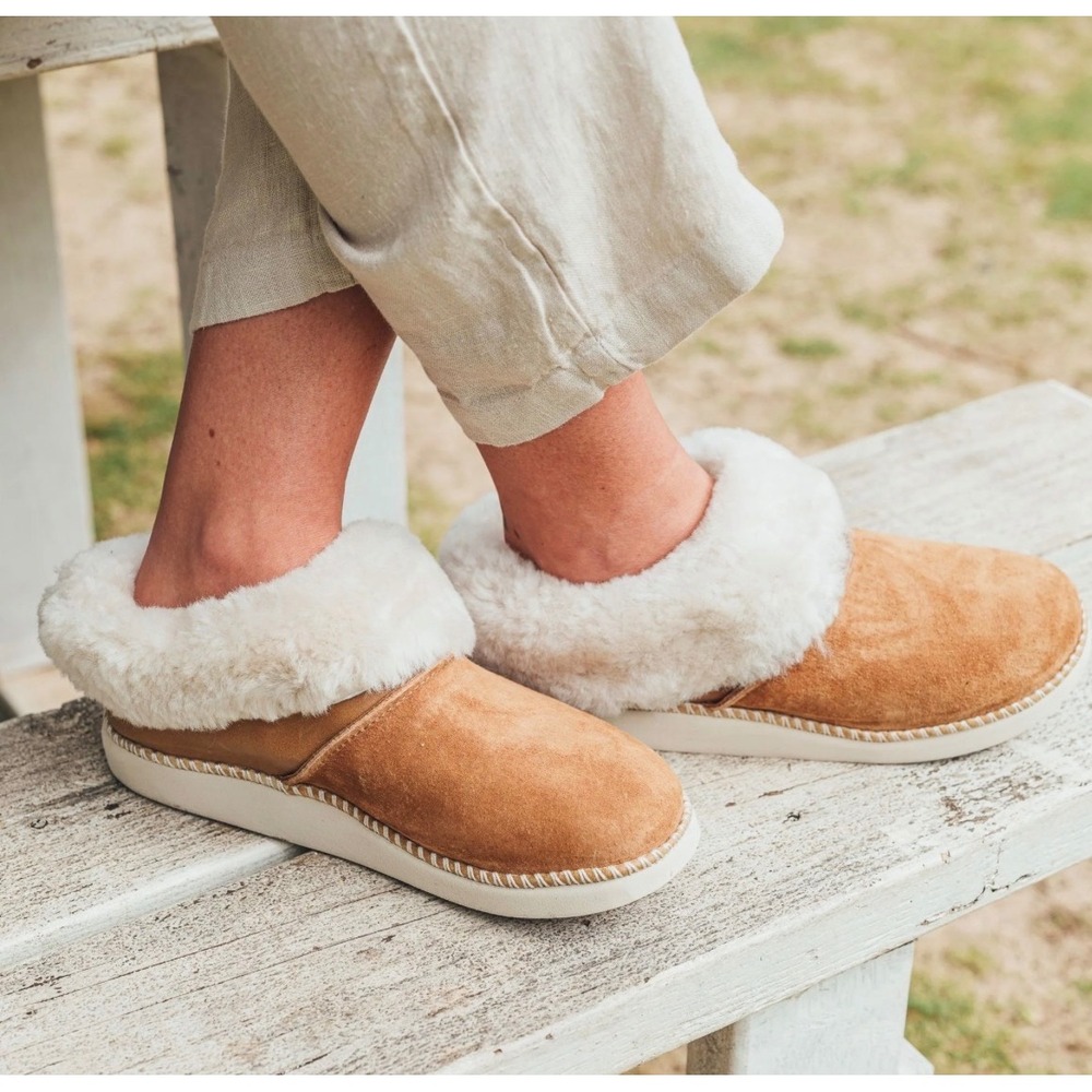 OluKai Kuuna Tan Suede Genuine Sheepskin Fur Slipper Shoes Womens 9.5 Slip-On